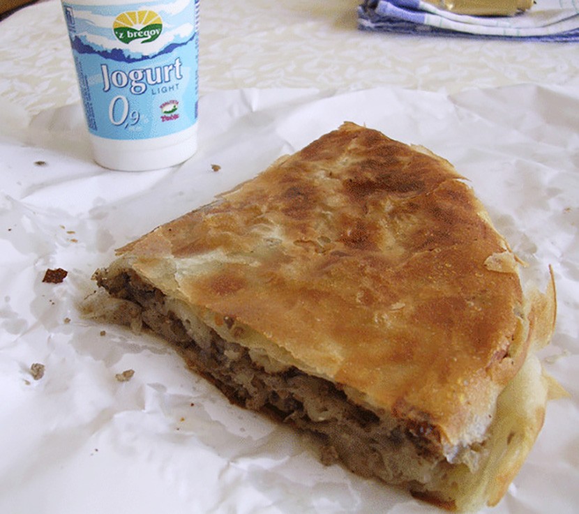 Ovoliko bi četvoročlana porodica potrošila mesečno ako bi za svaki obrok jela samo burek i jogurt: Cifra je...
