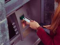 Kreditna kartica, podizanje novca sa bankomata