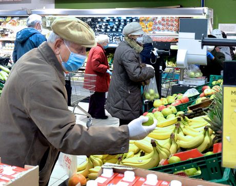 KUPOVINA STARIJI MERE GRAĐANI U PRODAVNICAMA , RED ISPRED PRODAVNICE KUPOVINA STARIJI MERE GRAĐANI U PRODAVNICAMA , RED ISPRED PRODAVNICE