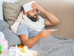 temperatura, prehlada, bolest, krevet, muskarac lezi u krevetu groznica