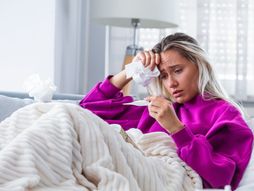 zena, devojka, temperatura, prehlada, bolest, krevet, lezi u krevetu groznica