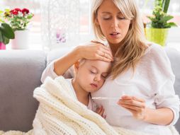 dete i majka, temperatura, prehlada, bolest, krevet, lezi u krevetu groznica