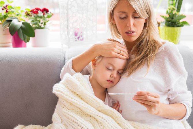 dete i majka, temperatura, prehlada, bolest, krevet, lezi u krevetu groznica dete i majka, temperatura, prehlada, bolest, krevet, lezi u krevetu groznica
