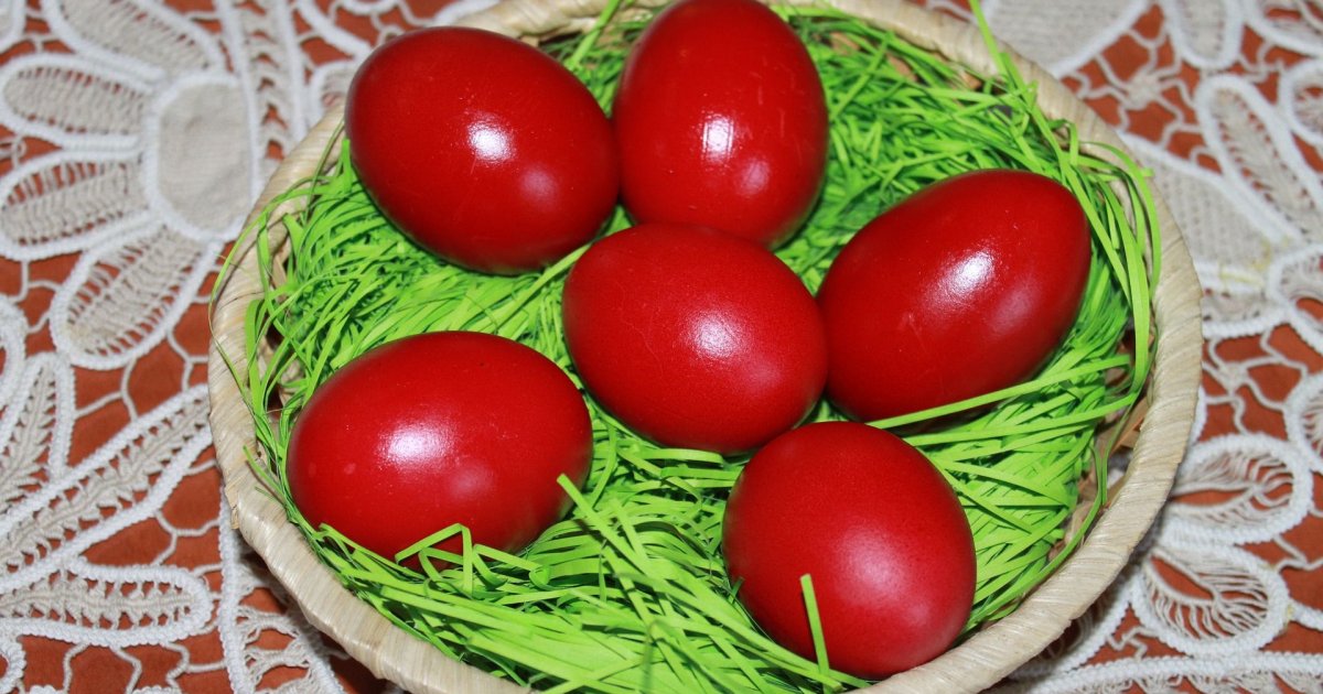 Ovako se dobija prava crkvena boja za jaja: Košta samo 150 dinara, a dobijate najlepši crveni pigment