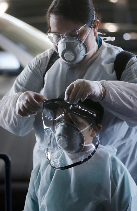 Majka, sin, maske, odela, viziri, rukavice, koronavirus Majka, sin, maske, odela, viziri, rukavice, koronavirus