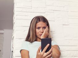 Video poziv, raskid, tuga, tužna devojka, zabrinuta devojka