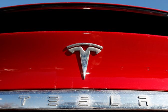 Tesla, logo, kompanija