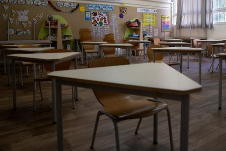 Prazna učionica, školske klupe