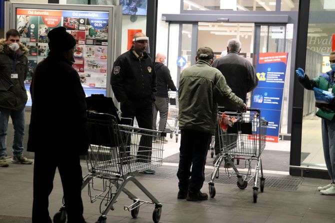 JAGODINA MERE KUPOVINA PENZIONERI U KUPOVINI