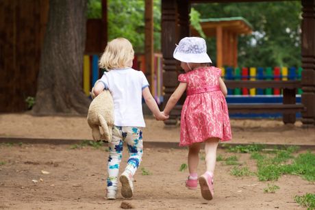 Vrtić. deca trče, devojčice se drže za ruke, igralište, park