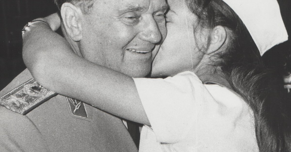 Poslednju Štafetu mladosti Titu je predala Albanka iz Prištine: 