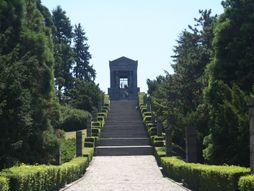 Avala, Beograd, Spomenik