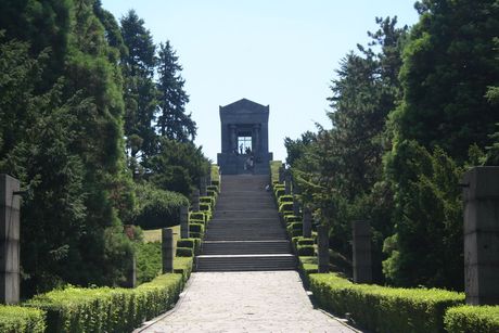 Avala, Beograd, Spomenik