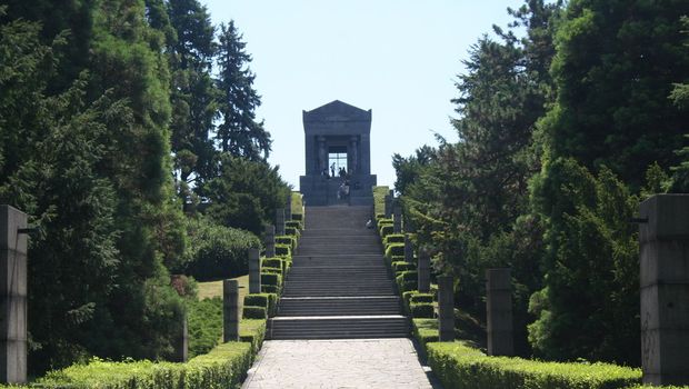 Avala, Beograd, Spomenik