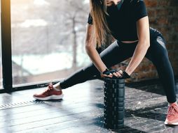 Fitnes, teretana, vezbanje, devojka u teretani