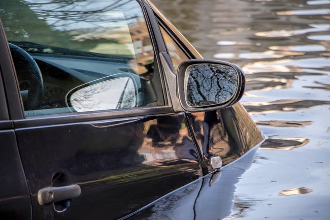 Automobil u vodi, saobraćajna nesreća Automobil u vodi, saobraćajna nesreća