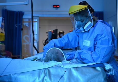 Doktor, pacijent, bolnica, odela, maska, rukavica, vizir, koronavirus Doktor, pacijent, bolnica, odela, maska, rukavica, vizir, koronavirus
