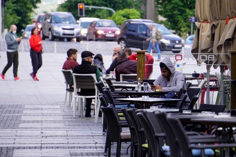 BEOGRAD VIRUS ATMOSFERA LJUDI SEDE U BAŠTI KAFIĆA BEOGRAD VIRUS ATMOSFERA LJUDI SEDE U BAŠTI KAFIĆA