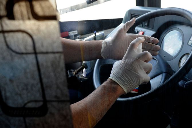 BEOGRAD AUTOBUSI PREVOZ PUTNICI U AUTOBUSU SA MASKAMA I RUKAVICAMA