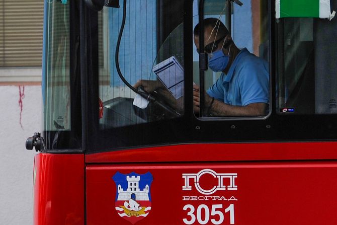 BEOGRAD AUTOBUSI PREVOZ PUTNICI U AUTOBUSU SA MASKAMA I RUKAVICAMA