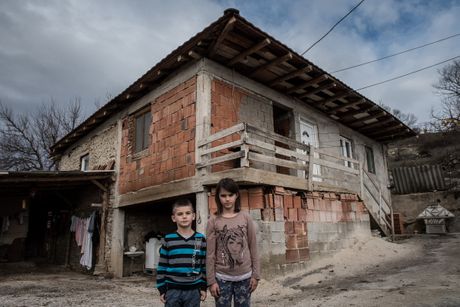 porodica Srećko i Ljiljana Perović i deca Svetlana (9) i Kristijan (7), Skoplje selo Kučeviste porodica Srećko i Ljiljana Perović i deca Svetlana (9) i Kristijan (7), Skoplje selo Kučeviste