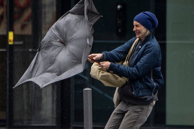 Kiša, kišobran, vreme, vetar Kiša, kišobran, vreme, vetar