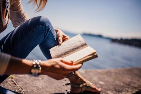 Čitanje, knjige, knjiga, devojka, žena, voda, sunce, čita
