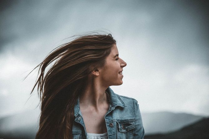 Oblaci, oblačno, tmurno, devojka Oblaci, oblačno, tmurno, devojka