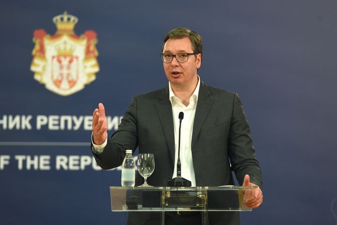 Vučić: Ljudi nisu alavi ni siromašni, uzimaju 100 evra na koje imaju pravo