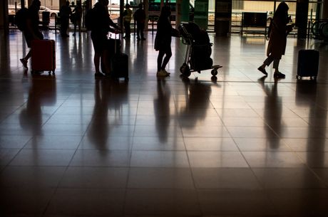 Terminal, aerodrom, putnici, maske, Barselona, Španija