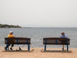 Socijalna distanca, razmak, odstojanje, plaža, more, leto, koronavirus, klupa