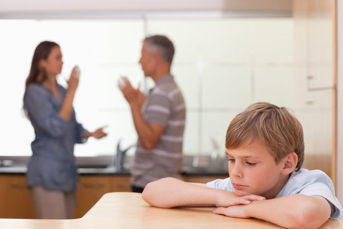 dete, decak, sin, svađa roditelja, roditeli se svađaju, porodica svađe u porodici dete, decak, sin, svađa roditelja, roditeli se svađaju, porodica svađe u porodici