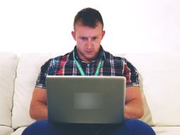 laptop, lap-top, racunar, rad na racunaru, muškarac, momak, dečko, posao, frilenser