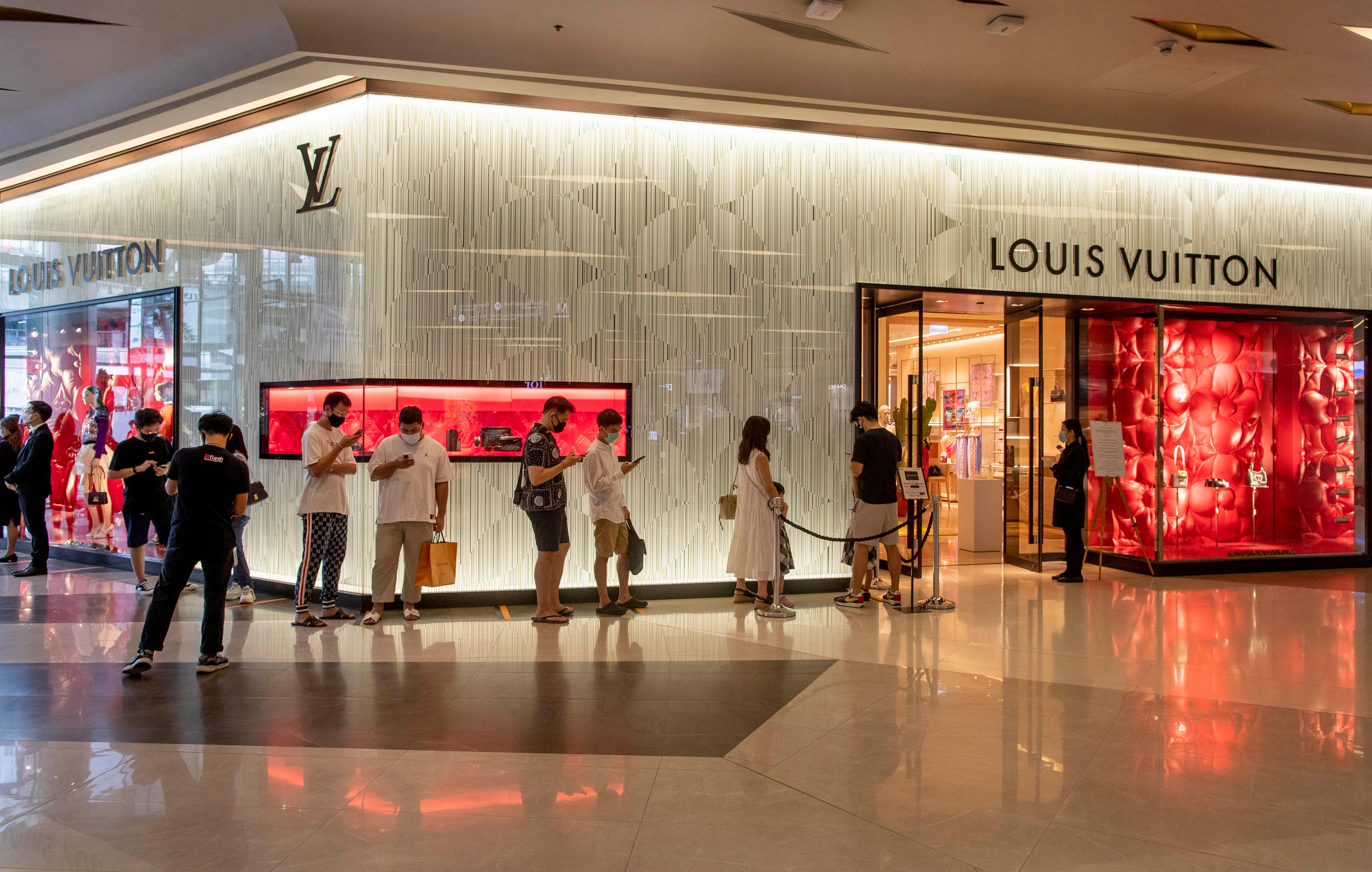 Modni gigant pogođen ratom u Iranu: Opala prodaja dodataka i tašni