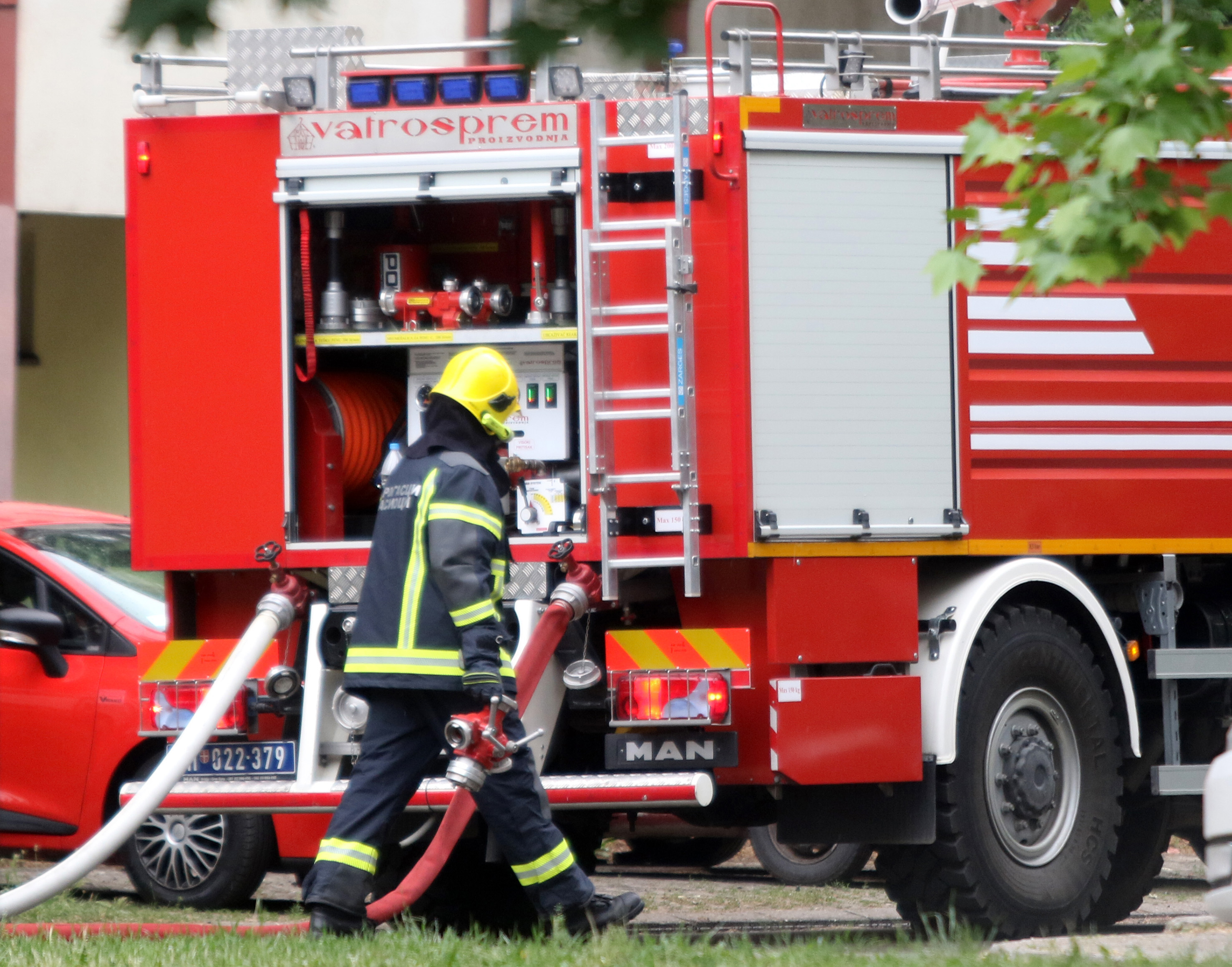 Veliki požar izbio u Batajnici! Povređene 4 osobe, vatrogasci na licu mesta