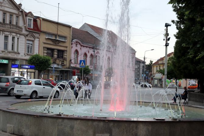 JAGODINA FONTANA PUŠTANJE PUŠTENA GRADSKA FONTANA