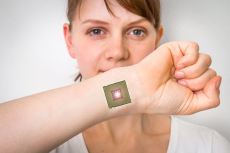 Čip, čipovanje, implant, čovek,, žena, Veštačka inteligencija Čip, čipovanje, implant, čovek,, žena, Veštačka inteligencija