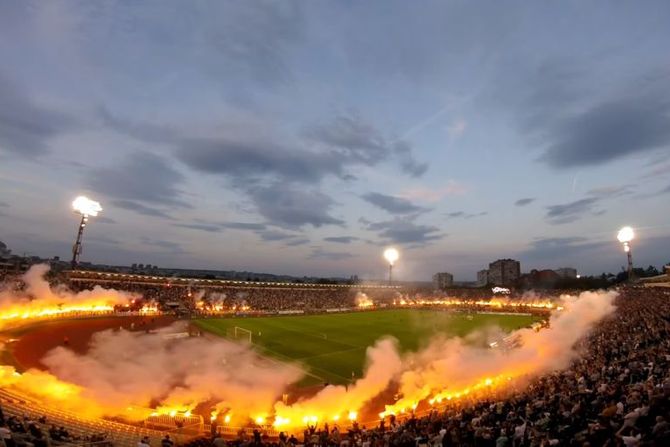 Grobari, bakljada oko celog stadiona, JNA, stadion Partizana, FK Partizan, 2017