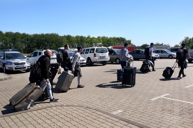 HORGOS GRANICA STANJE prelazak granični prelaz putnici koferi