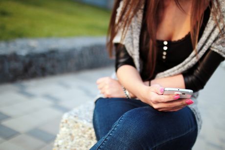 Mobilni telefon, dopisivanje, kucanje poruka, devojka Mobilni telefon, dopisivanje, kucanje poruka, devojka