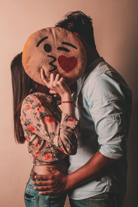 Par, poljubac, ljubav, veza, zagrljaj, initmnost, intima Par, poljubac, ljubav, veza, zagrljaj, initmnost, intima