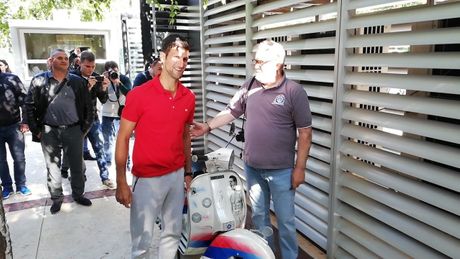 Novak Đokovič i vlasnik vespe Novak Đokovič i vlasnik vespe