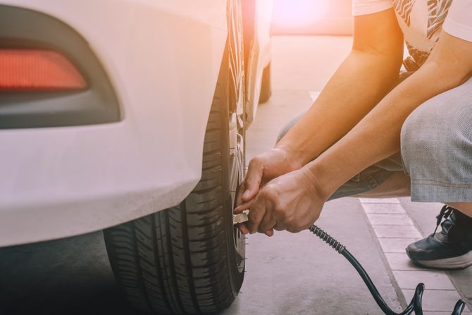 Guma, pumpanje gume, pumpa, točak, automobil Guma, pumpanje gume, pumpa, točak, automobil