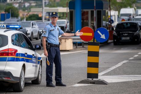 Croatia Hrvatska Policija policajac hrvatski, granicni prelaz granica