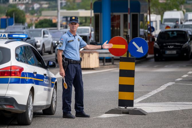 Croatia Hrvatska Policija policajac hrvatski, granicni prelaz granica