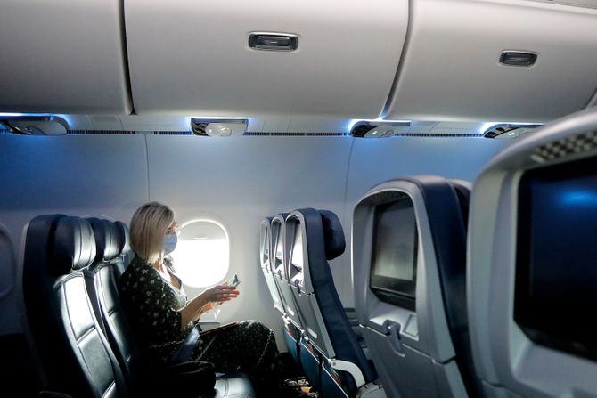 Putnik, maska, avion, koronavirus Putnik, maska, avion, koronavirus