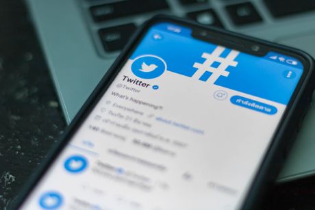 Twitter, Tviter, mobilni telefon, prepiska, dopisivanje, drustvene mreze Twitter, Tviter, mobilni telefon, prepiska, dopisivanje, drustvene mreze