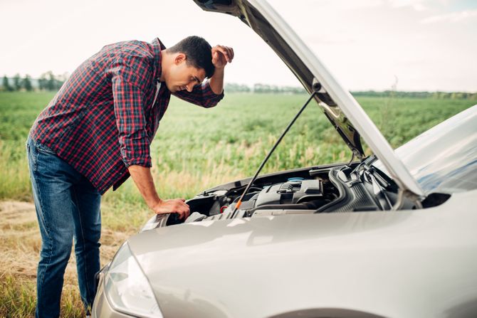 Pomoć na putu, kvar automobila, popravak, zvati pomoć