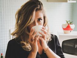 Žena, devojka, kafa, šolja, kuhinja, kuća, enterijer