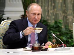 Vladimir Putin pije čaj